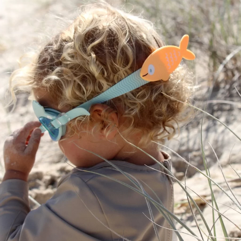 SUNNYLiFE Kids Swim Goggles Finn the Fish Aqua Blue - Image 2