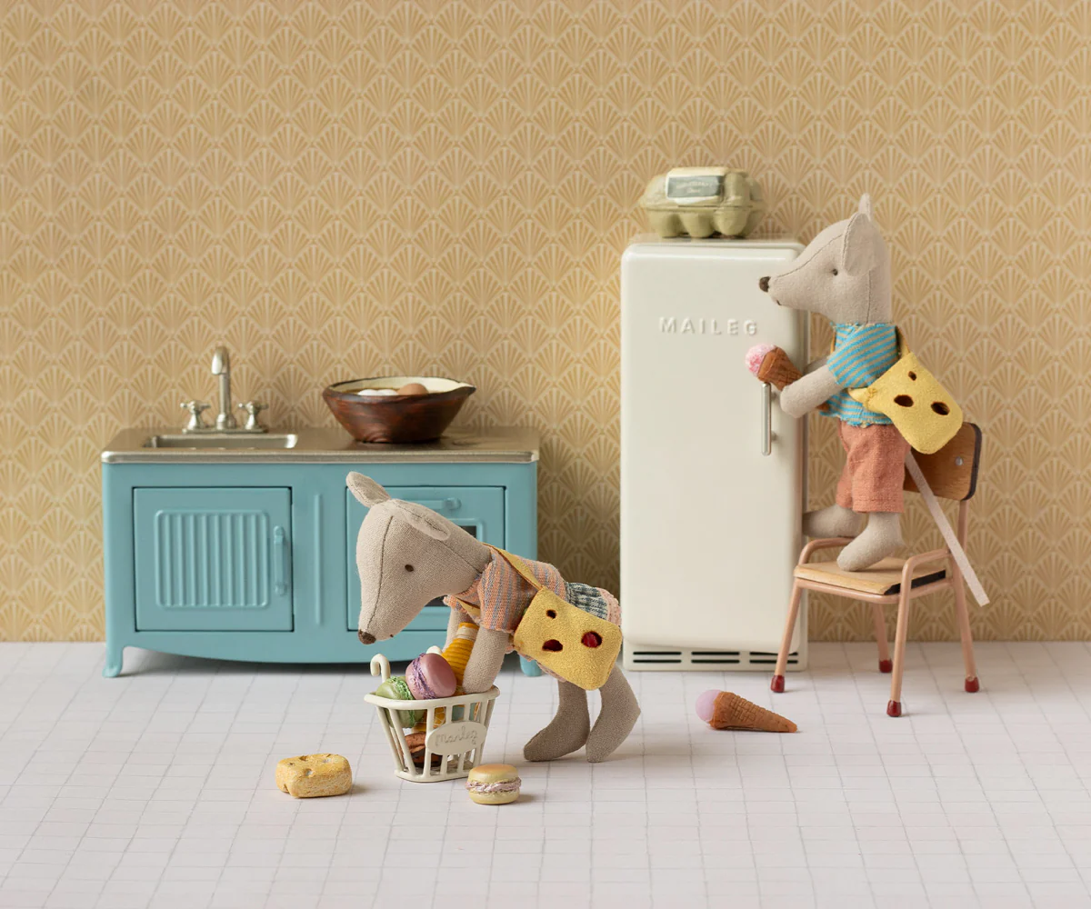 Maileg Clothes and Bag for Little Sister Mouse - Image 3